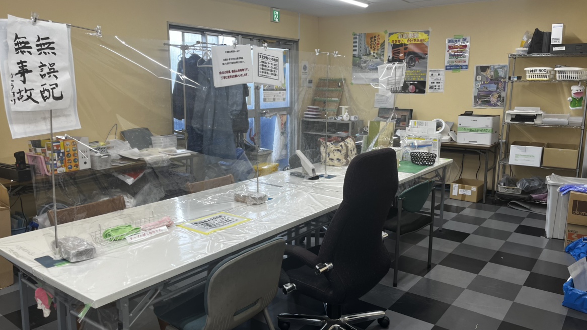 「無事故・無誤配」を掲げ、テーブルと椅子をそなえた BJEX の休憩・待機スペース