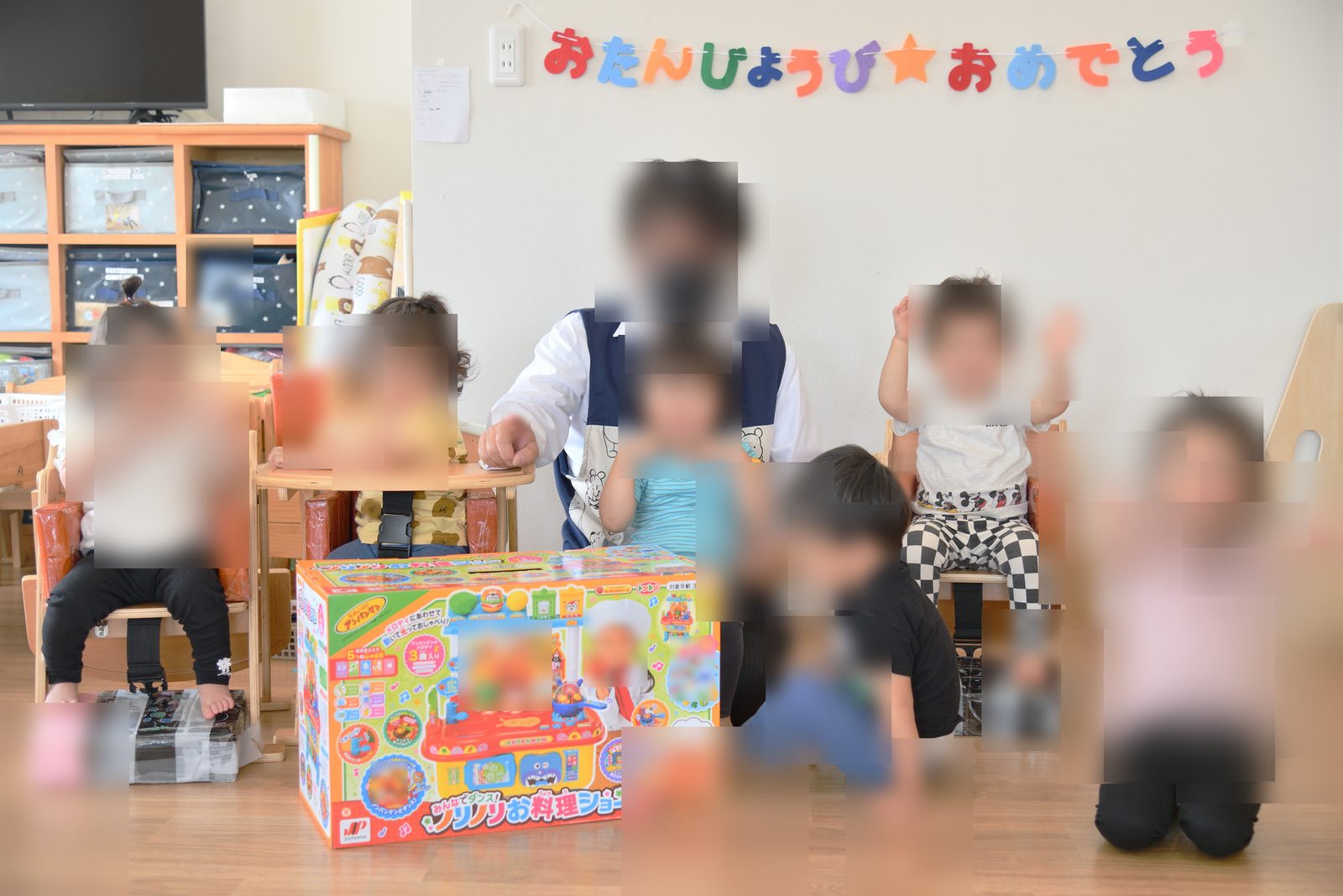 保育園ドルフィンキッズランドでのお誕生日会のようす(プライバシー保護のため顔をぼかしています)