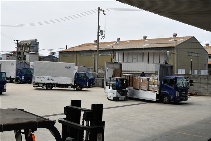 先輩とともに現場で荷積みを覚える BJEX の作業風景