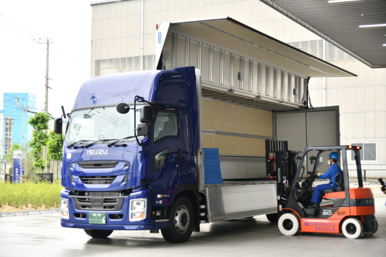 10t大型トラックドライバー【大阪市西淀川区】【月給42万円〜】｜社内保育園完備